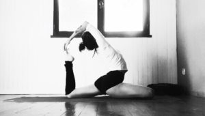 yoga position en noir et blanc