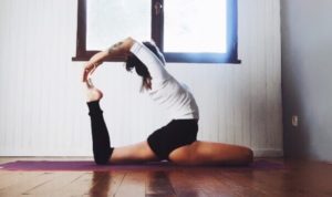 Position de yoga dans une pièce